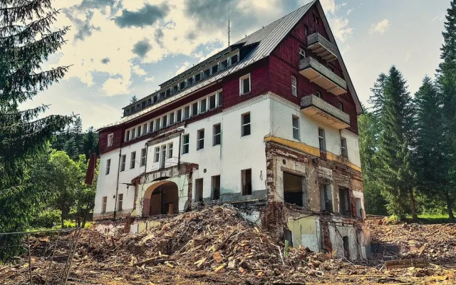 Bourání slavného šumavského hotelu RIXI šokovalo veřejnost, demolici nebylo možné nijak zabránit