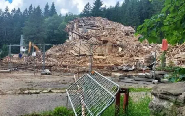 Bourání slavného šumavského hotelu RIXI šokovalo veřejnost, demolici nebylo možné nijak zabránit