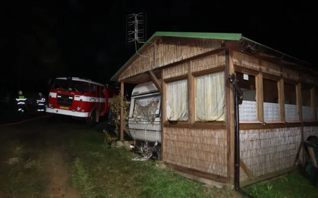 Požár v kempu Radava zaměstnal desítky hasičů. Jedenáct karavanů lehlo popelem