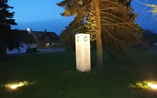 Památník obětem holocaustu ve Stádleci.