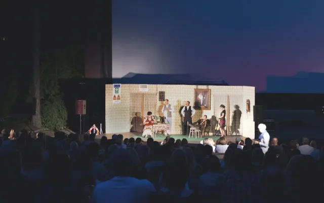 Do letňáku na divadla, Ziburu i muzikálový koncert