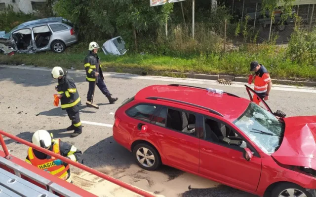 Na Dlouhé louce došlo k vážné dopravní nehodě. Zranili se tři lidé