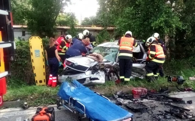 Na Dlouhé louce došlo k vážné dopravní nehodě. Zranili se tři lidé