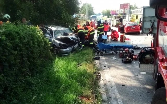 Na Dlouhé louce došlo k vážné dopravní nehodě. Zranili se tři lidé