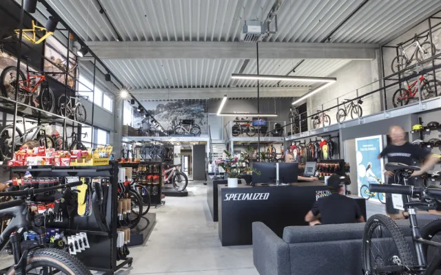 Chtěli jsme vytvořit designový obchod, kde bude nákup kola zážitkem, říká majitel Spectrumbike. Prodejnu najdete nově v Českém Vrbném