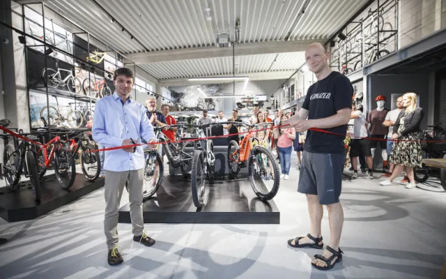 Chtěli jsme vytvořit designový obchod, kde bude nákup kola zážitkem, říká majitel Spectrumbike. Prodejnu najdete nově v Českém Vrbném