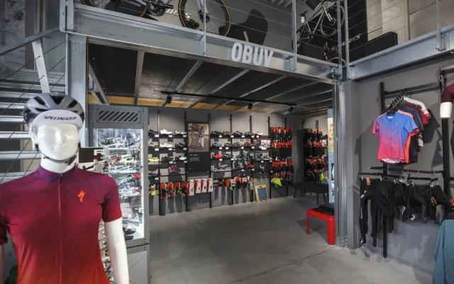 Chtěli jsme vytvořit designový obchod, kde bude nákup kola zážitkem, říká majitel Spectrumbike. Prodejnu najdete nově v Českém Vrbném