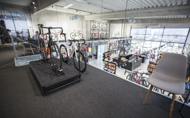Chtěli jsme vytvořit designový obchod, kde bude nákup kola zážitkem, říká majitel Spectrumbike. Prodejnu najdete nově v Českém Vrbném