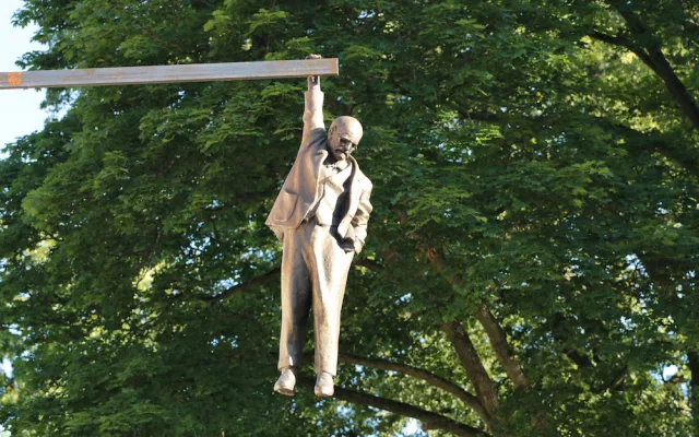 Fakáč nebo Trabant. Zámecký park v Bechyni patří sochám Davida Černého