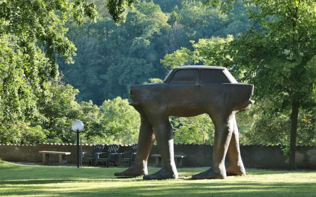 Fakáč nebo Trabant. Zámecký park v Bechyni patří sochám Davida Černého