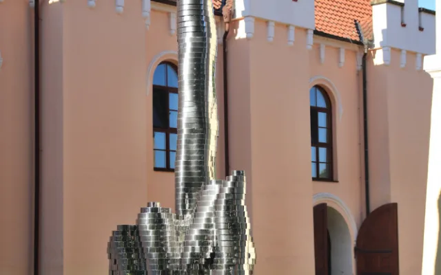 Fakáč nebo Trabant. Zámecký park v Bechyni patří sochám Davida Černého