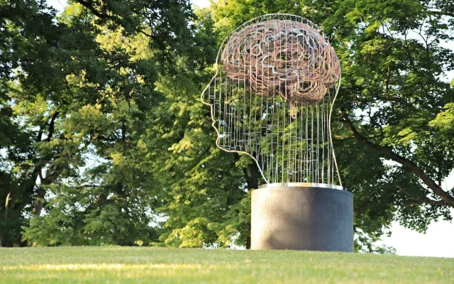 Fakáč nebo Trabant. Zámecký park v Bechyni patří sochám Davida Černého