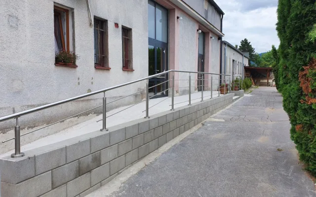 Oprava obřadní síně na českokrumlovském hřbitově vyšla na dva miliony korun. Práce budou pokračovat na podzim