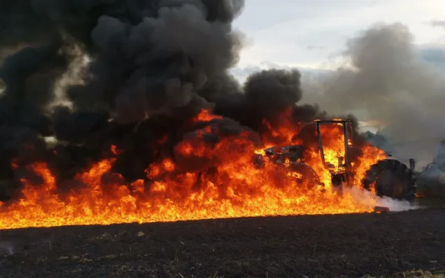 Břehov zahalil černý dým. Na louce za obcí lehl popelem traktor za miliony korun