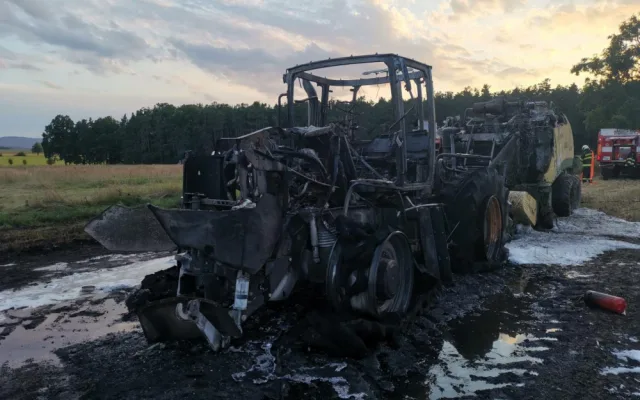 Břehov zahalil černý dým. Na louce za obcí lehl popelem traktor za miliony korun