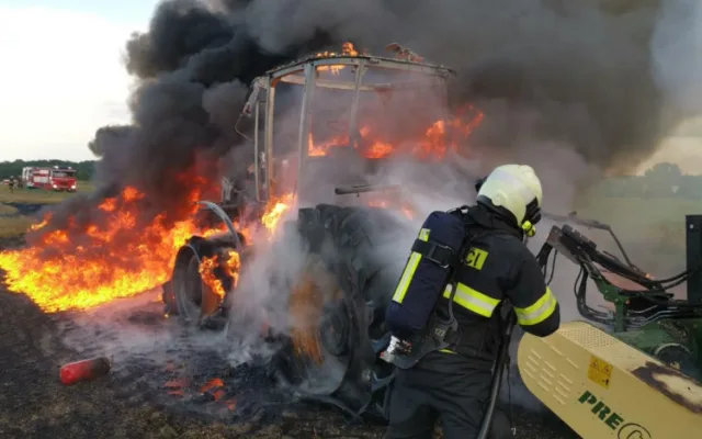 Břehov zahalil černý dým. Na louce za obcí lehl popelem traktor za miliony korun