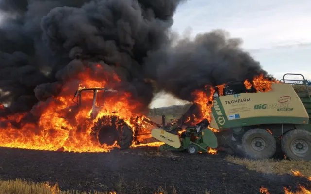 Břehov zahalil černý dým. Na louce za obcí lehl popelem traktor za miliony korun