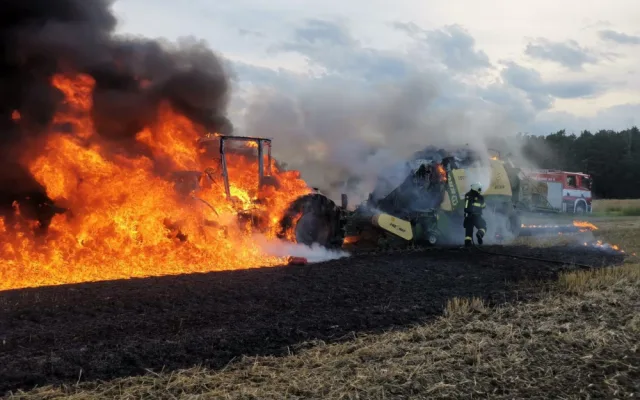 Břehov zahalil černý dým. Na louce za obcí lehl popelem traktor za miliony korun