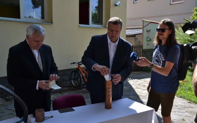 Do věže českobudějovického kostela dala církev mince i respirátor