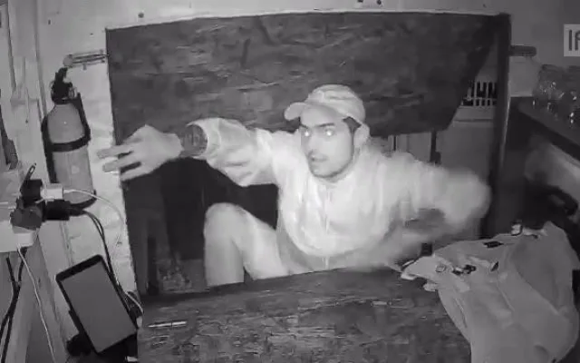 Při vloupání do stánku s občerstvením zachytila zloděje kamera. Pátrá po něm policie