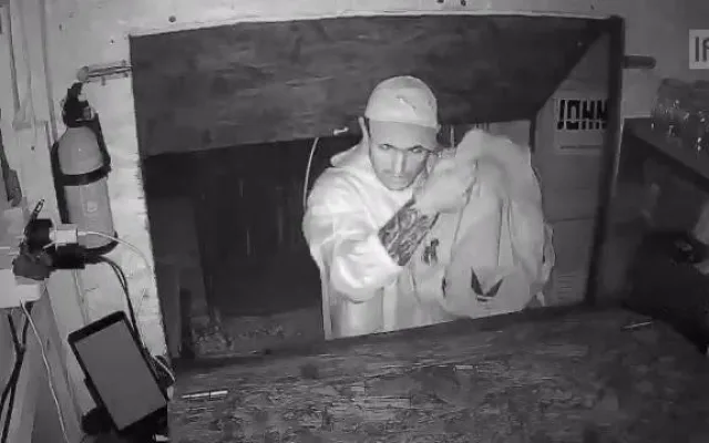 Při vloupání do stánku s občerstvením zachytila zloděje kamera. Pátrá po něm policie