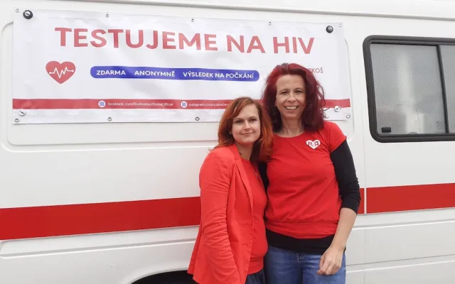Nákaza HIV je stále aktuální. Rozkoš bez rizika vyráží se svou testovací sanitkou na jih Čech