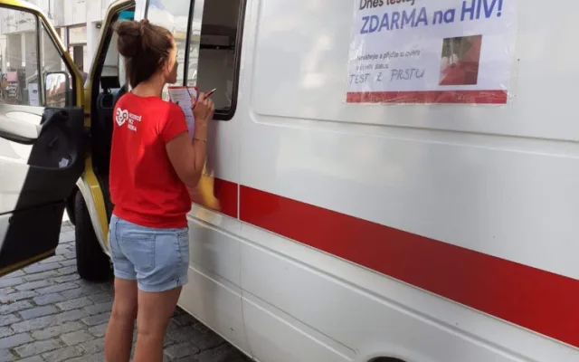 Nákaza HIV je stále aktuální. Rozkoš bez rizika vyráží se svou testovací sanitkou na jih Čech