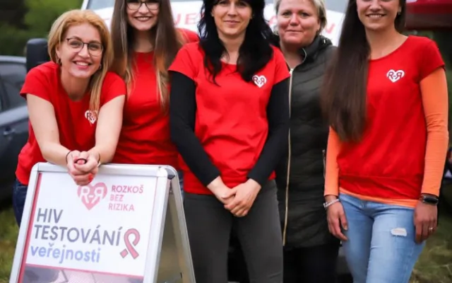 Nákaza HIV je stále aktuální. Rozkoš bez rizika vyráží se svou testovací sanitkou na jih Čech