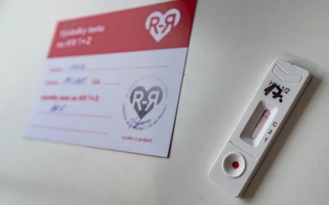 Nákaza HIV je stále aktuální. Rozkoš bez rizika vyráží se svou testovací sanitkou na jih Čech