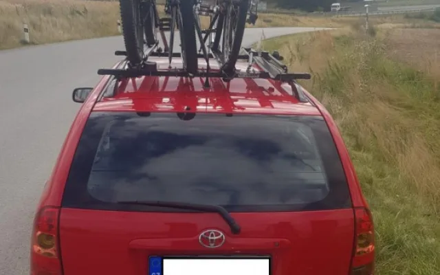 Řidiči upadlo na dálnici jízdní kolo z nosiče. Jen se štěstím nezpůsobilo žádnou nehodu