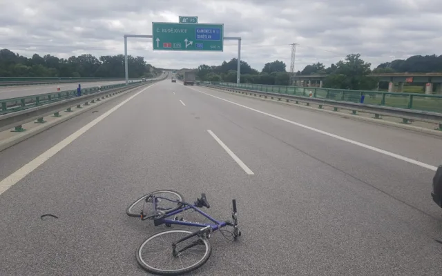Řidiči upadlo na dálnici jízdní kolo z nosiče. Jen se štěstím nezpůsobilo žádnou nehodu