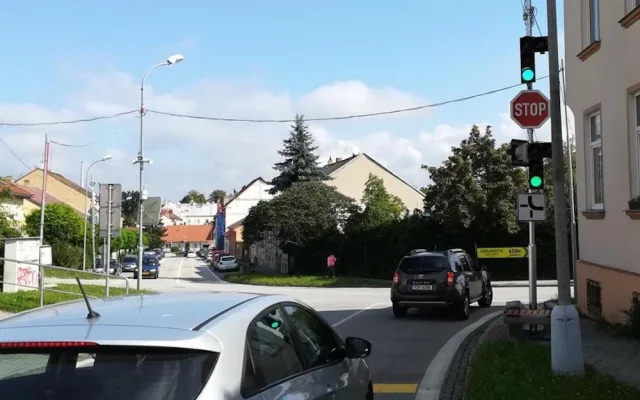 Začala uzavírka Dobrovodské ulice. Dopravu na objízdné trase řídí semafory