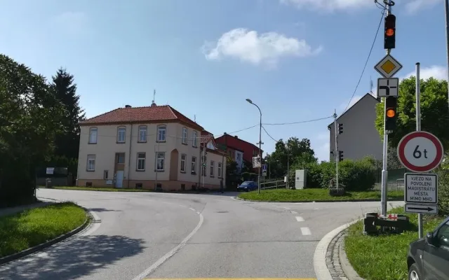 Začala uzavírka Dobrovodské ulice. Dopravu na objízdné trase řídí semafory