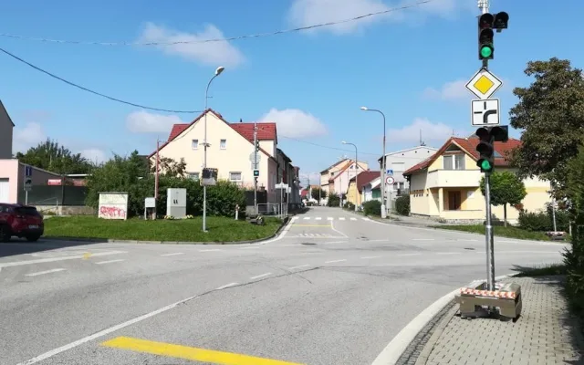 Začala uzavírka Dobrovodské ulice. Dopravu na objízdné trase řídí semafory