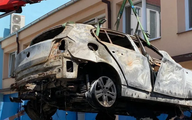 Auto, které pachatel zapálil v lese nedaleko Protivína. Zdroj: Policie ČR