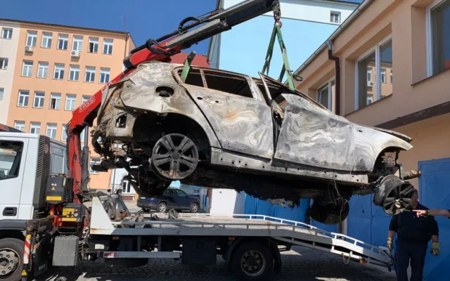 Auto, které pachatel zapálil v lese nedaleko Protivína. Zdroj: Policie ČR