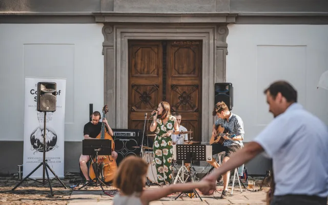 Jsme tak trochu pankáči. Hrajeme klasické evergreeny, neodpustíme si ale Duu Lipu nebo Billie Eilish, říká Magda Smolková z Couple of Sounds