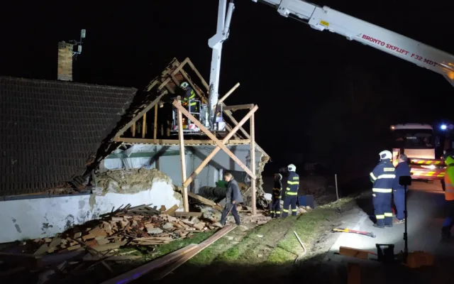 Do stodoly narazil kamion. Část domu musela být stržena