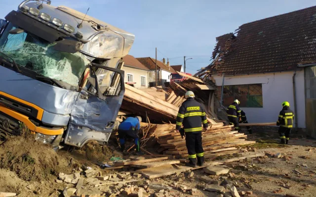 Do stodoly narazil kamion. Část domu musela být stržena
