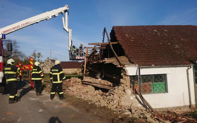 Do stodoly narazil kamion. Část domu musela být stržena