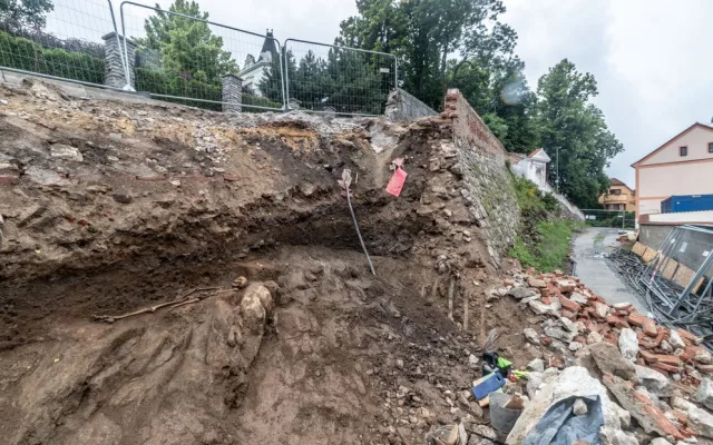 Při stavbě zdi našli v Táboře kosterní ostatky ze 17. století.