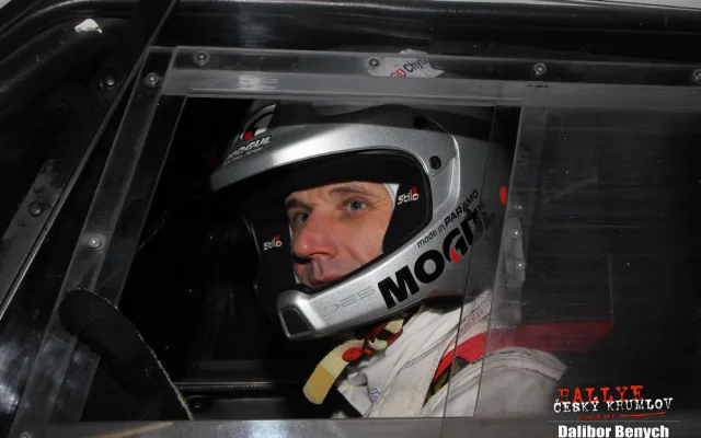 Krumlovská rally odstartovala zkouškou na budějckém výstavišti. Vedení se ujal Pech