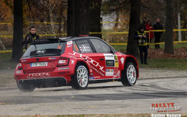 Krumlovská rally odstartovala zkouškou na budějckém výstavišti. Vedení se ujal Pech