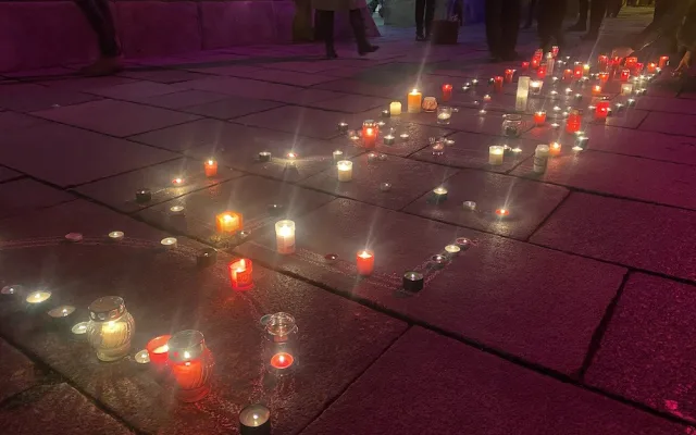 Ze střechy radnice zazněla česká hymna. Lidé na náměstí zapalovali svíčky