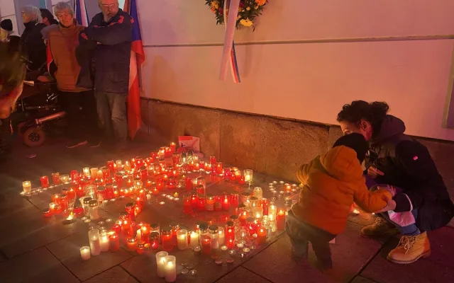 Ze střechy radnice zazněla česká hymna. Lidé na náměstí zapalovali svíčky
