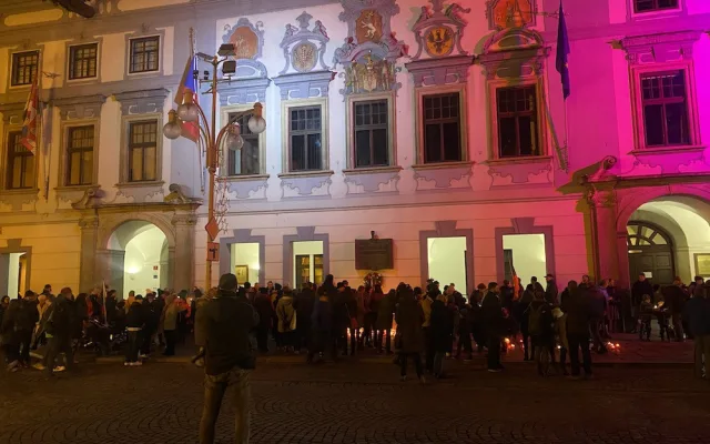 Ze střechy radnice zazněla česká hymna. Lidé na náměstí zapalovali svíčky