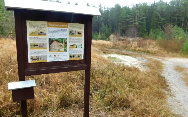 Nová informační tabule informuje návštěvníky o přírodních hodnotách pískovny.