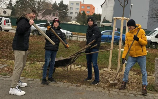 Studenti Česko-anglického gymnázia vysázeli v Suchém Vrbném deset lip