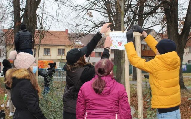 Studenti Česko-anglického gymnázia vysázeli v Suchém Vrbném deset lip