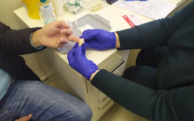 První prosinec patří Světovému dni boje proti AIDS. Nechte si si anonymně ověřit svůj zdravotní stav